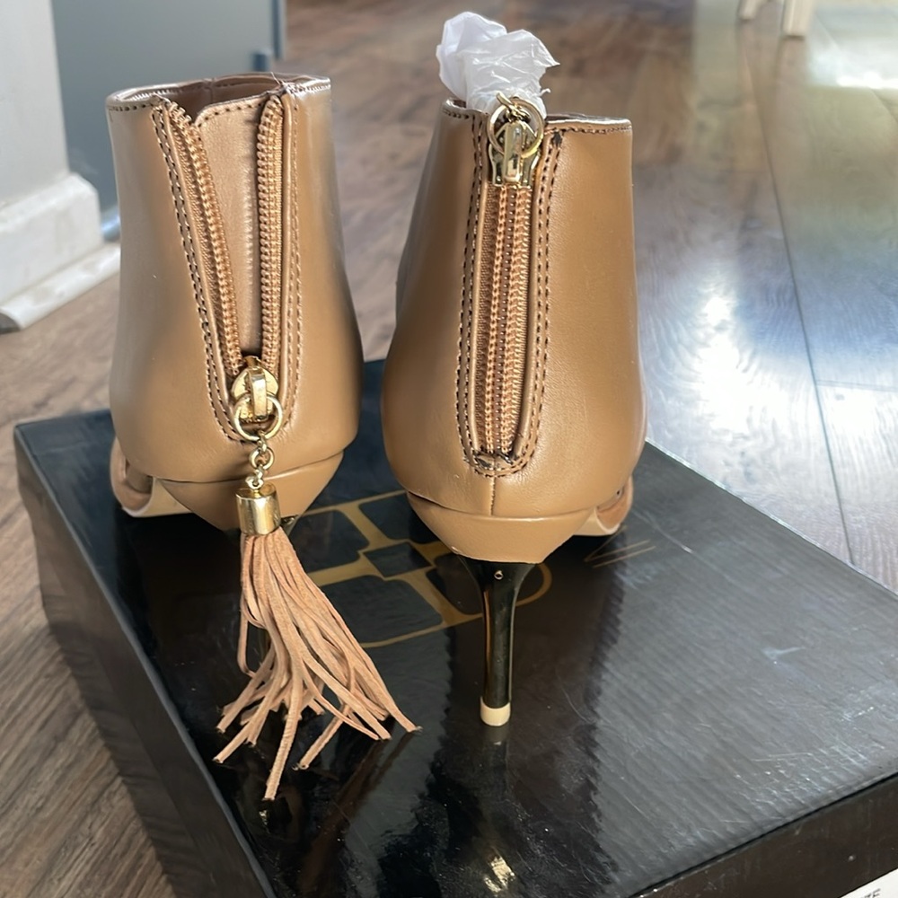 Gold heel tan IMAN shoes - Picture 4 of 7